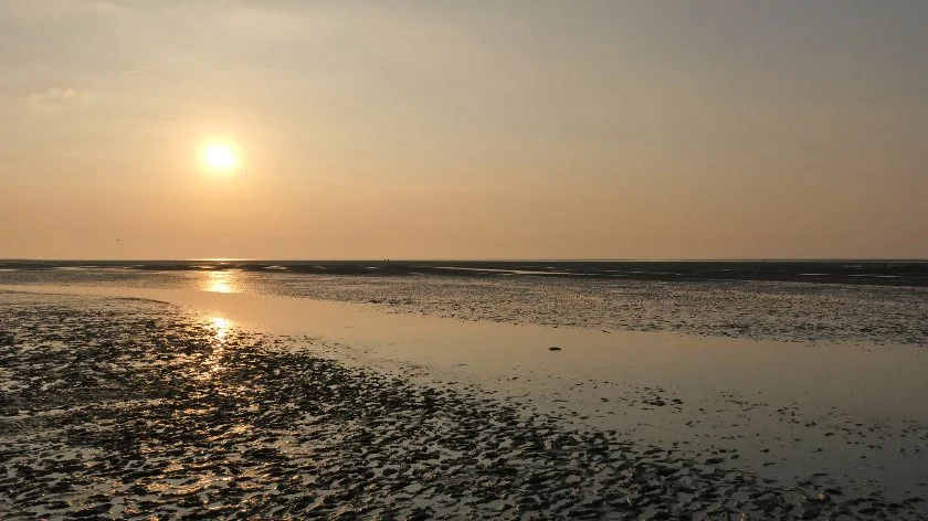 Sonnenuntergang am Strand in Duhnen mit Blick auf die Nordsee bei Ebbe